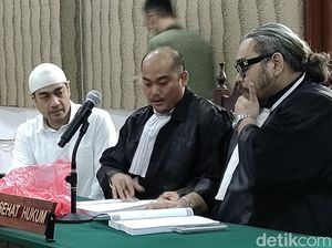 Kegelisahan Ferry Irawan Saat Jalani Sidang Pledoi KDRT Venna Melinda Kegelisahan Ferry Irawan Saat Jalani Sidang Pledoi KDRT Venna Melinda