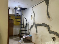 Bu Ami di Tebet Mengungsi Usai Temboknya Mendesis