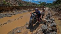 Tolong... Jalan di Muaro Jambi Rusak Parah Bak Kubangan