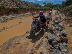 Tolong... Jalan di Muaro Jambi Rusak Parah Bak Kubangan