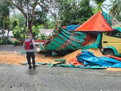 Truk Angkut Jagung di Bone Tabrakan, Muatan Tumpah di Jalan-1 Orang Luka