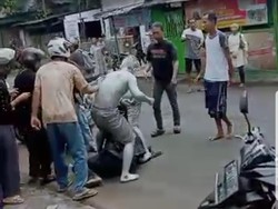 Gegara Spion, Dua Manusia Silver Keroyok Pengendara Motor di Jember