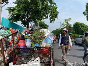 Ini Perintah Walkot Eri Saat Lihat Gerobak Sampah Berjajar di Pinggir Jalan