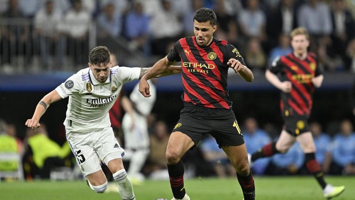 MADRID, SPAIN - MAY 09: Rodri (R) of Manchester City and Federico Valverde (L) of Real Madrid in action during the UEFA Champions League semi-final match between Real Madrid and Manchester City at Santiago Bernabeu Stadium in Madrid, Spain on May 09, 2023. (Photo by Burak Akbulut/Anadolu Agency via Getty Images)