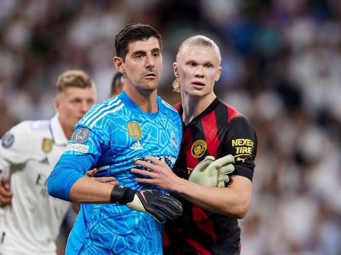 MADRID, SPAIN - 2023/05/09: Thibaut Courtois of Real Madrid and Erling Haaland of Manchester City FC reacts during the UEFA Champions League semifinal first leg football match between Real Madrid CF and Manchester City at the Santiago Bernabeu Stadium in Madrid. The final score of the game is Real Madrid 1 - 1 Manchester City. (Photo by Ruben Albarran/SOPA Images/LightRocket via Getty Images)