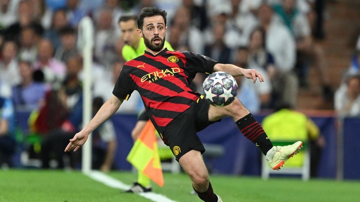MADRID, SPAIN - MAY 09: Bernardo Silva controls the ball on the touchline, before teammate Kevin De Bruyne of Manchester City (not pictured) scored the teams first goal during the UEFA Champions League semi-final first leg match between Real Madrid and Manchester City FC at Estadio Santiago Bernabeu on May 09, 2023 in Madrid, Spain. (Photo by David Ramos/Getty Images)