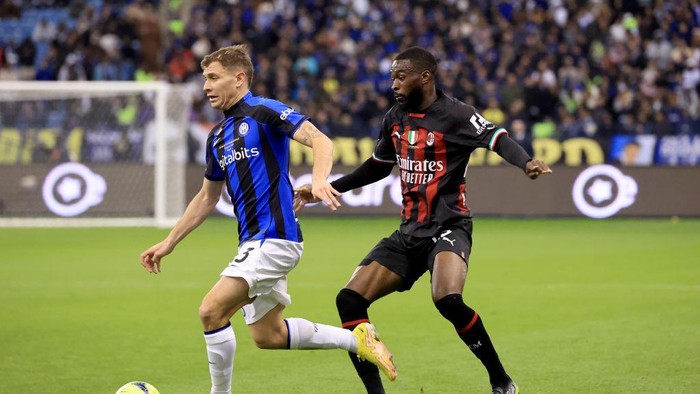 RIYADH, SAUDI ARABIA - JANUARY 18: Fikayo Tomori of AC Milan competes for the ball during the EA Sports Supercup match between AC Milan and FC Internazionale at King Fahd International Stadium on January 18, 2023 in Riyadh, Saudi Arabia. (Photo by Giuseppe Cottini/AC Milan via Getty Images)