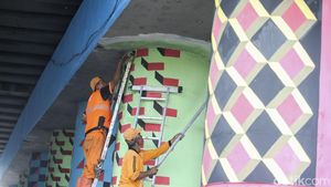 Aksi Petugas PPSU Percantik Kolong Flyover Klender