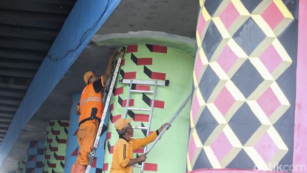 Aksi Petugas PPSU Percantik Kolong Flyover Klender
