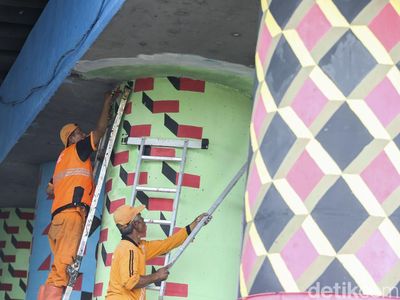 Aksi Petugas PPSU Percantik Kolong Flyover Klender