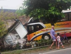 Sopir Ngantuk, Bus Putra Mas Tabrak PJU dan Rumah Warga di Bojonegoro