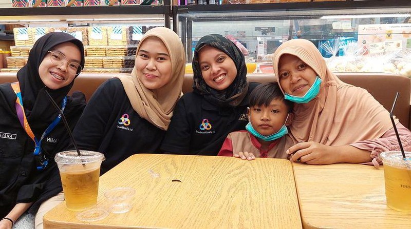 Donasi Sahabat Baik Bantu Usaha Ortu Bocah dengan Mata Memerah