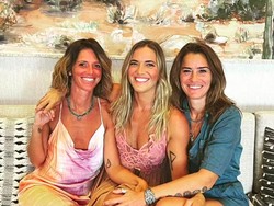 Potret Tiga Wanita Jalani Hubungan Throuple dalam Satu Rumah