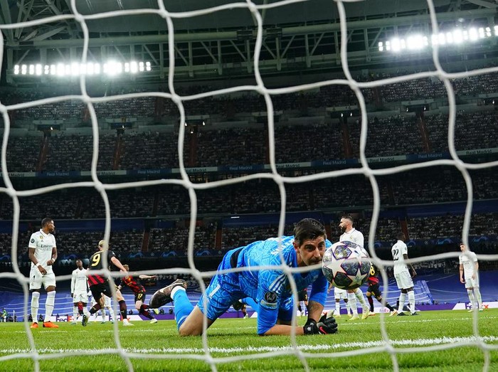 Real Madrid's goalkeeper Thibaut Courtois looks round after he was beaten by a shot from Manchester City's Kevin De Bruyne who scored his side's first goal during the Champions League semifinal first leg soccer match between Real Madrid and Manchester City at the Santiago Bernabeu stadium in Madrid, Spain, Tuesday, May 9, 2023. (AP Photo/Manu Fernandez)