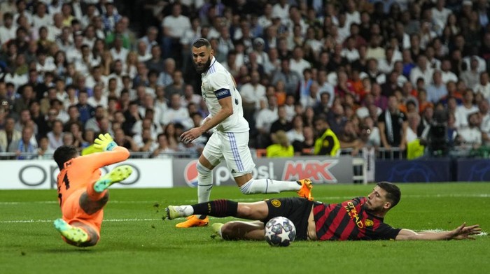 Duel Sengit Real Madrid Vs Man City yang Berakhir Imbang Manchester City's Ruben Dias, right, and Manchester City's goalkeeper Ederson combine to stop Real Madrid's Karim Benzema during the Champions League semifinal first leg soccer match between Real Madrid and Manchester City at the Santiago Bernabeu stadium in Madrid, Spain, Tuesday, May 9, 2023. (AP Photo/Manu Fernandez)