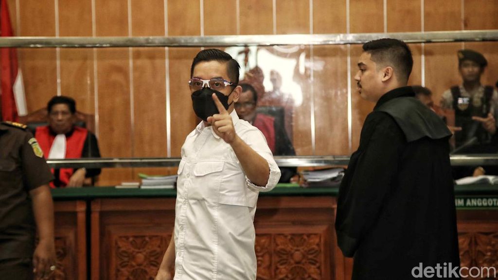 Ekspresi AKBP Dody Usai Divonis 17 Tahun Penjara Ekspresi AKBP Dody Usai Divonis 17 Tahun Penjara