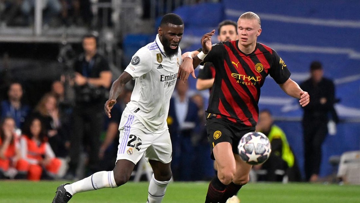 Antonio Ruediger berduel dengan Erling Haaland. (Foto: AFP via Getty Images/OSCAR DEL POZO)