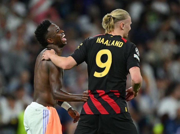 MADRID, SPAIN - MAY 09: Vinicius Junior of Real Madrid salutes with Erling Haaland of Manchester City FC after the game during the UEFA Champions League semi-final first leg match between Real Madrid and Manchester City FC at Estadio Santiago Bernabeu on May 09, 2023 in Madrid, Spain. (Photo by Diego Souto/Quality Sport Images/Getty Images)