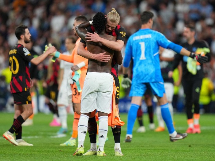 MADRID, SPAIN - MAY 09: Vinicius Junior of Real Madrid salutes with Erling Haaland of Manchester City FC after the game during the UEFA Champions League semi-final first leg match between Real Madrid and Manchester City FC at Estadio Santiago Bernabeu on May 09, 2023 in Madrid, Spain. (Photo by Diego Souto/Quality Sport Images/Getty Images)