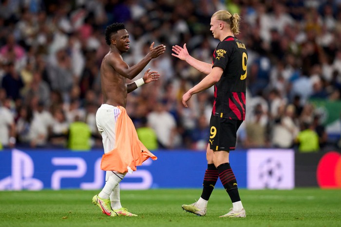 MADRID, SPAIN - MAY 09: Vinicius Junior of Real Madrid salutes with Erling Haaland of Manchester City FC after the game during the UEFA Champions League semi-final first leg match between Real Madrid and Manchester City FC at Estadio Santiago Bernabeu on May 09, 2023 in Madrid, Spain. (Photo by Diego Souto/Quality Sport Images/Getty Images)