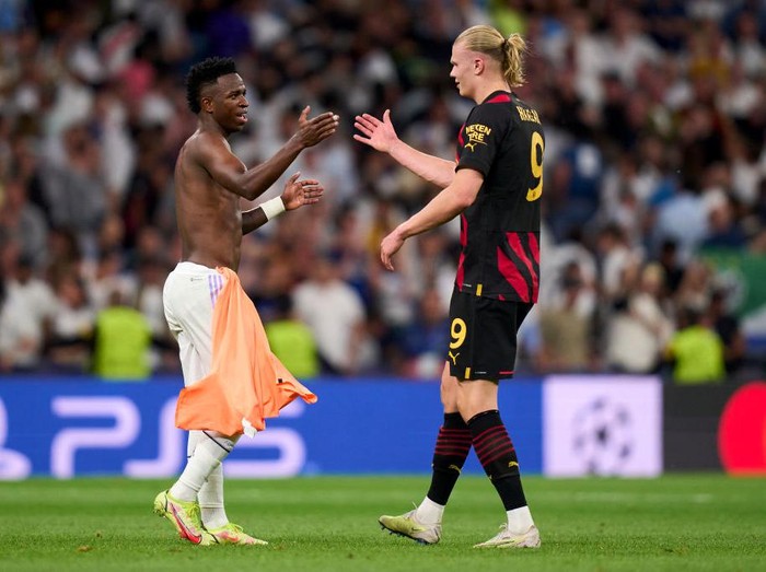 MADRID, SPAIN - MAY 09: Vinicius Junior of Real Madrid salutes with Erling Haaland of Manchester City FC after the game during the UEFA Champions League semi-final first leg match between Real Madrid and Manchester City FC at Estadio Santiago Bernabeu on May 09, 2023 in Madrid, Spain. (Photo by Diego Souto/Quality Sport Images/Getty Images)