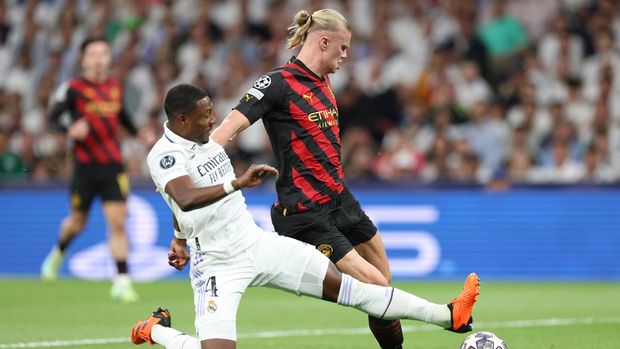 MADRID, SPAIN - MAY 09:  David Alaba of Real Madrid tackles Erling Haaland of Manchester City FC during the UEFA Champions League semi-final first leg match between Real Madrid and Manchester City FC at Estadio Santiago Bernabeu on May 09, 2023 in Madrid, Spain. (Photo by Alex Livesey - Danehouse/Getty Images)