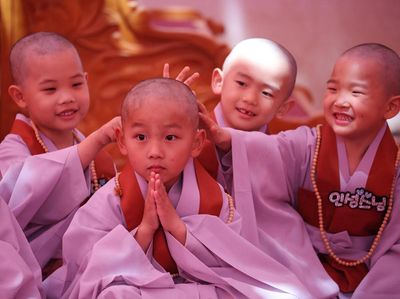 Gemasnya Biksu-biksu Cilik Saat Dicukur Gundul Jelang Waisak