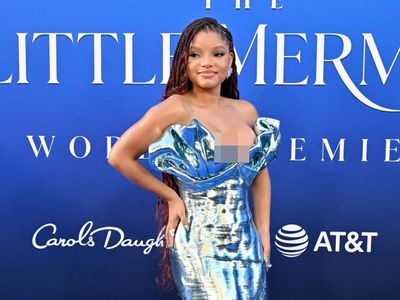 7 Gaya Halle Bailey Pakai Gaun Air Bak Putri Duyung di Premier Little Mermaid