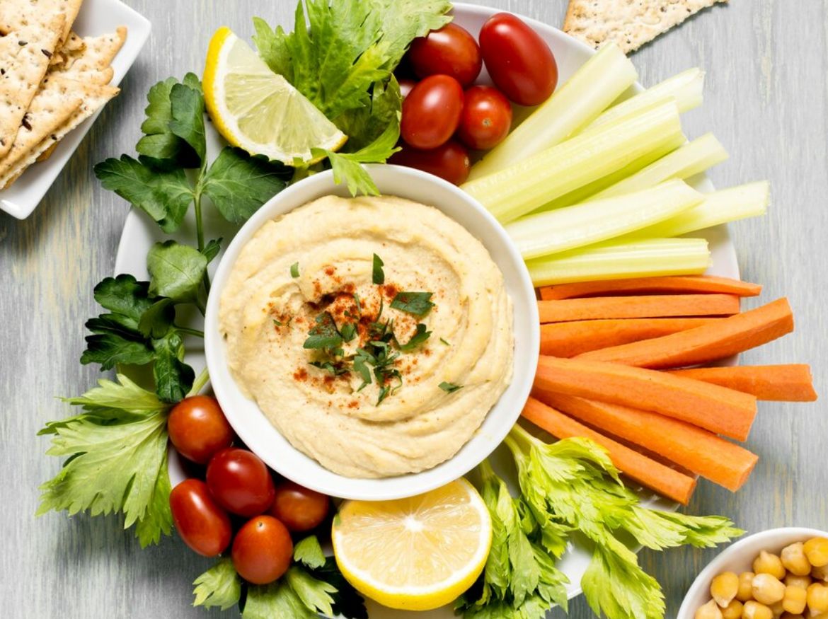 Ilustrasi hummus dan sayuran