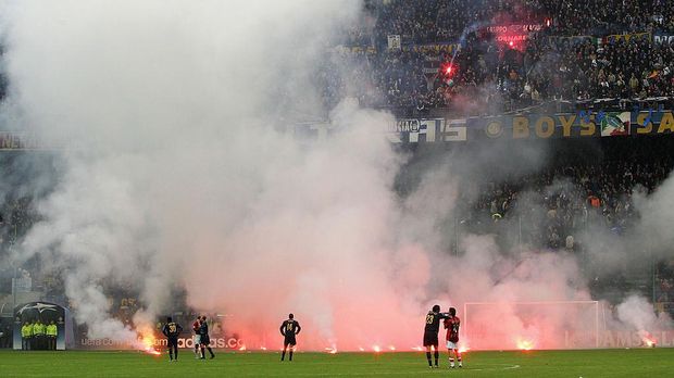 MILAN, ITALY -  APRIL 12:  Flares rain down onto the pitch from Inter Milan fans during the UEFA Champions League quarter-final second leg betweenInter  Milan and AC Milan at the San Siro Stadium on April 12, 2005 in Milan, Italy. (Photo by Mike Hewitt/Getty Images)
