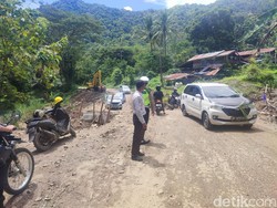 Jalan Ambles di Enrekang Sudah Ditimbun, Sistem Buka Tutup Masih Berlaku