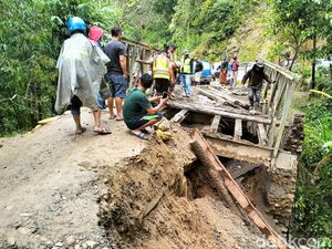 Jalan Poros Mamasa-Polman Ambles-Jembatan Rusak, Lalin Macet 1 Km
