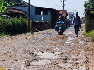Geram Warga gegara Jalan Rusak di Batujajar Tak Kunjung Diperbaiki