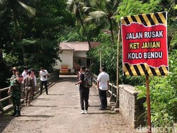 Warga Protes Jalan Rusak Pakai Pantun, Ini Balasan Bupati Trenggalek