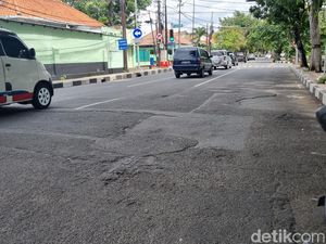 Walkot Eri Tegaskan Tak Ada Jalan Rusak di Surabaya, Adanya Lubang-Bergelombang Walkot Eri Tegaskan Tak Ada Jalan Rusak di Surabaya, Adanya Lubang-Bergelombang