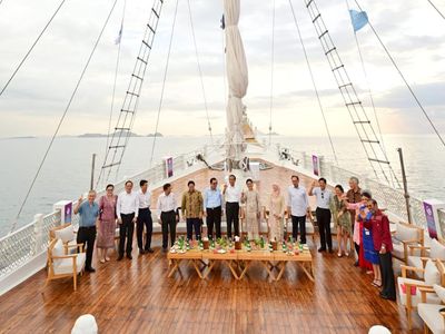 Gaya Jokowi dan Pemimpin ASEAN Berlayar Nikmati Senja di Labuan Bajo