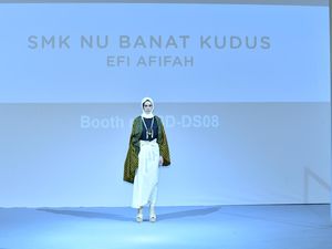 Keren! Karya Siswi SMK di Kudus Melenggang di Hong Kong Fashion Week