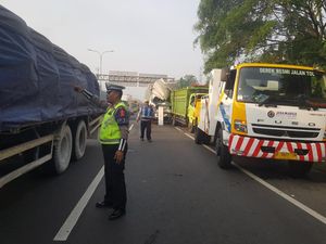 Penampakan Truk yang Kecelakaan di Tol JORR Jati Asih Arah Cakung Pagi Ini