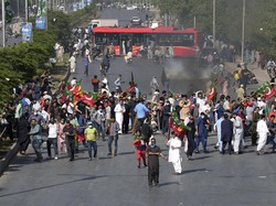 Mencekam! Pakistan Ricuh Buntut Penangkapan Eks PM Imran Khan