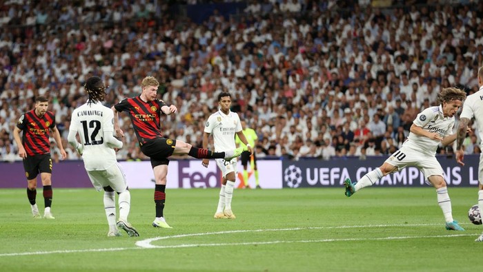 MADRID, SPAIN - MAY 09: Kevin De Bruyne of Manchester City scores the teams first goal during the UEFA Champions League semi-final first leg match between Real Madrid and Manchester City FC at Estadio Santiago Bernabeu on May 09, 2023 in Madrid, Spain. (Photo by Julian Finney/Getty Images)