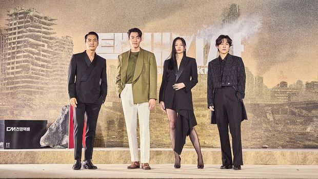 Kim Woo Bin 'saltum' saat hadiri press conference drama Korea Black Knight