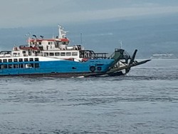Kapal Feri Mati Mesin di Selat Bali, Terbawa Arus