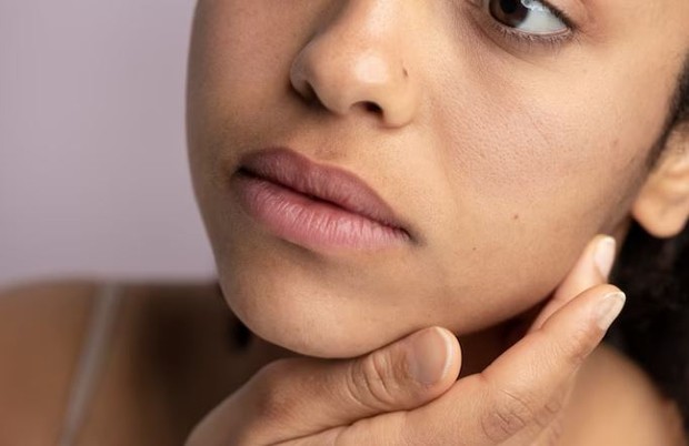 Wajah perempuan dengan kulit yang kering