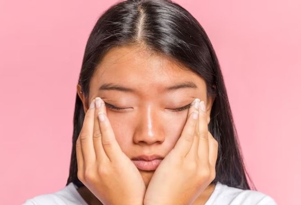 Wajah perempuan dengan kulit berminyak dan kusam