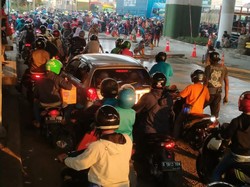 Lalin di Cakung Macet Parah Gegara Perbaikan Jalan, Bus TransJ Terhambat