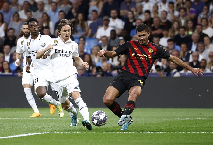 Madrid vs Man City Soccer Football - Champions League - Semi Final - First Leg - Real Madrid v Manchester City - Santiago Bernabeu, Madrid, Spain - May 9, 2023 Manchester City's Rodri in action with Real Madrid's Luka Modric REUTERS/Juan Medina
