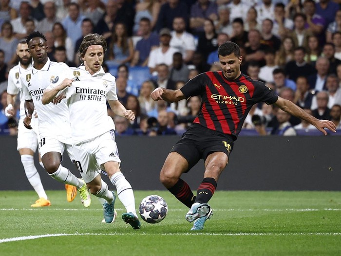 Soccer Football - Champions League - Semi Final - First Leg - Real Madrid v Manchester City - Santiago Bernabeu, Madrid, Spain - May 9, 2023 Manchester City's Rodri in action with Real Madrid's Luka Modric REUTERS/Juan Medina