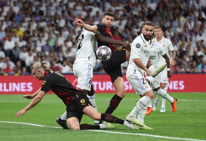 Soccer Football - Champions League - Semi Final - First Leg - Real Madrid v Manchester City - Santiago Bernabeu, Madrid, Spain - May 9, 2023 Real Madrids Antonio Rudiger and Dani Carvajal in action with Manchester Citys Ruben Dias and Erling Braut Haaland REUTERS/Isabel Infantes