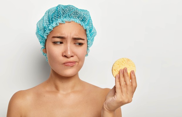 Eksfoliasi bermanfaat untuk membantu mengangkat sel-sel kulit mati diwajah agar kulit tampak lebih cerah