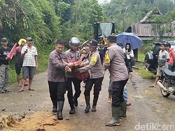 Terjebak Jalan Ambles-Jembatan Rusak, Warga Sakit di Mamasa Dibopong Polisi